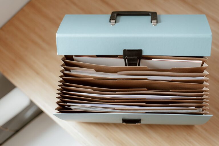 Documentos contables y fiscales sobre un escritorio con calculadora para regularización contable y fiscal